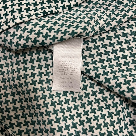 Talbots Blouse Women’s Size Medium‎ Petite Green White Houndstooth Button Flowy - Picture 8 of 8